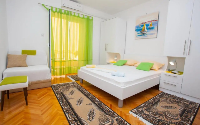Apartments with a parking space Podgora, Makarska - 12816