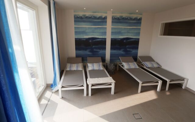 Easy Living Hotel