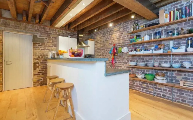 Veeve - The Coach House