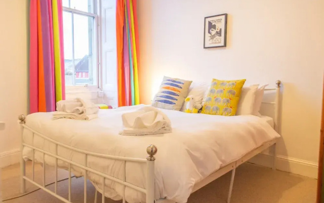 Spacious 2 Bedrooms Apartment by Royal Mile