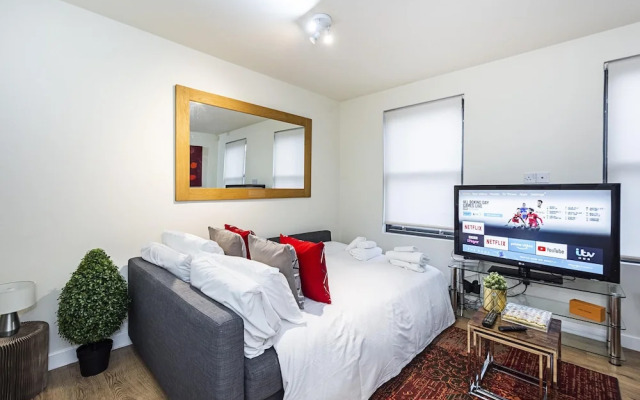 Incredible Light Filled Studio Apartment + Free Parking Sleeps 4