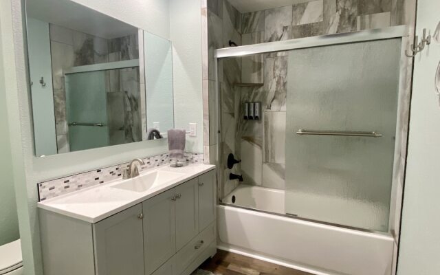 Holiday Motel & RV Park