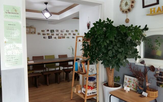Happy Tour Guesthouse - Hostel