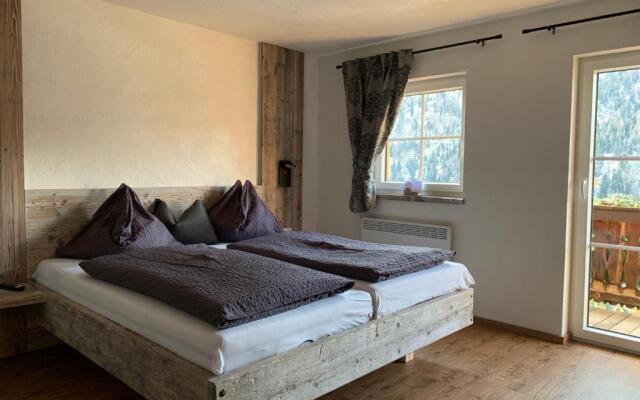 Ferienhof-Oberer-Gollmitzer-2-5-km-oberhalb-von-Heiligenblut-ruhige-sonnige-Lage-Glocknerblick