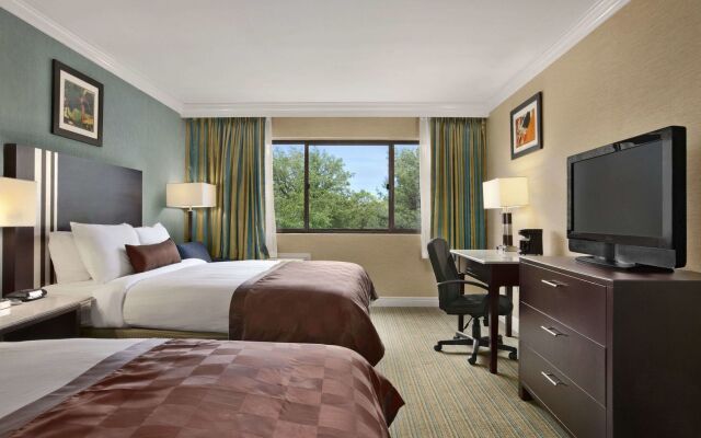 Holiday Inn Long Island-Islip Arpt East by IHG