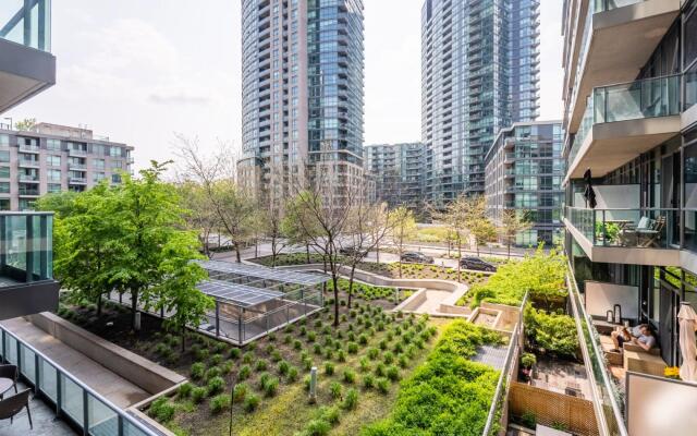 Modern Bright 1Br+Den Unit Downtown