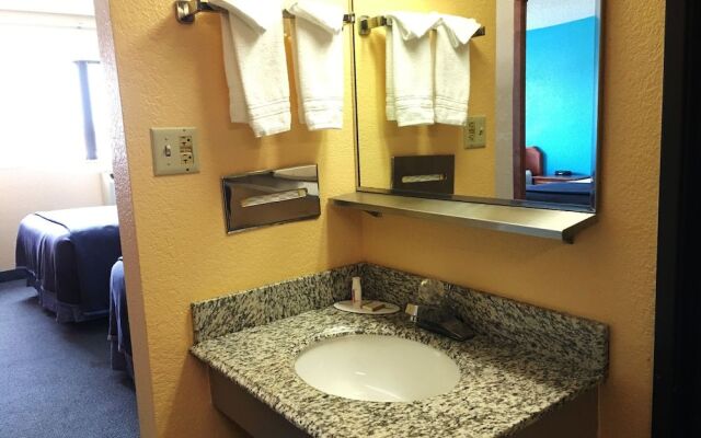 Howard Johnson by Wyndham Denver West