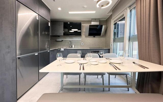 Y COLLECTION by UH FLAT OSIRIA