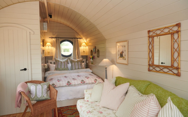 Beautiful Pet-friendly Cabin in Banbury, No Deposit