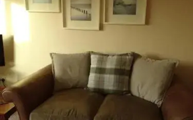 Tay Pearls - Tay Chambers Apartment