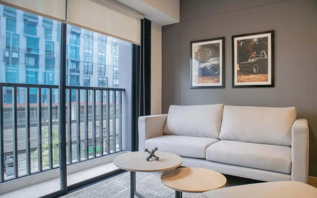 w Striking 1BR Duplex in Miraflores