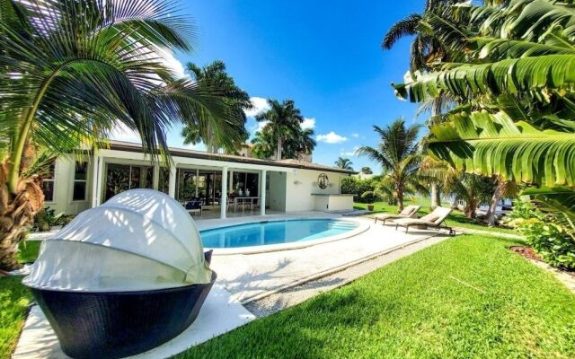 Paradise Awaits - Wkly 3 Bedroom Home