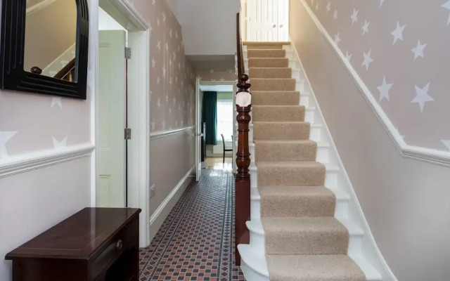 5BR Family Home in Leafy SW London