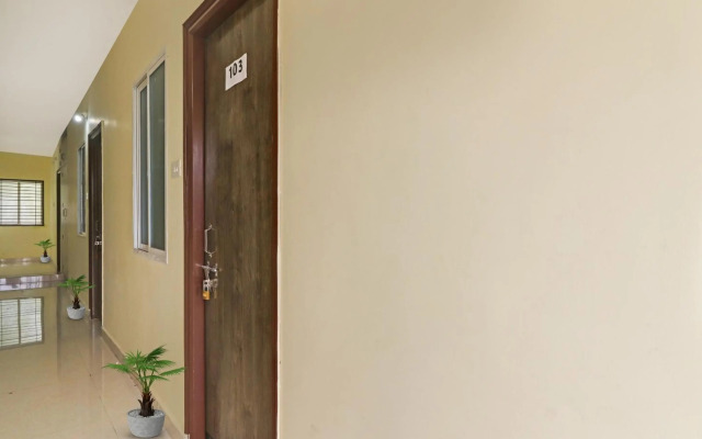 Super OYO 90936 Dk Reddy Square