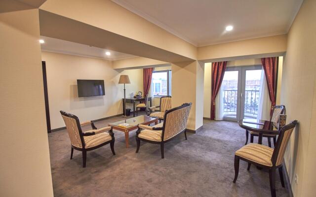 Grand Mir Hotel