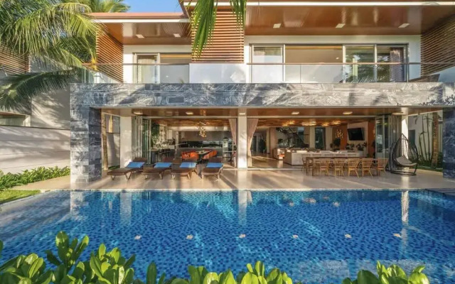 8BR Beachfront Eden: Luxury Events & Getaways