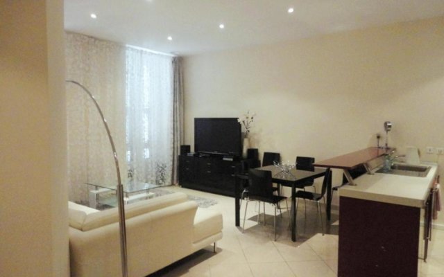 Apartment on Rue De France 4