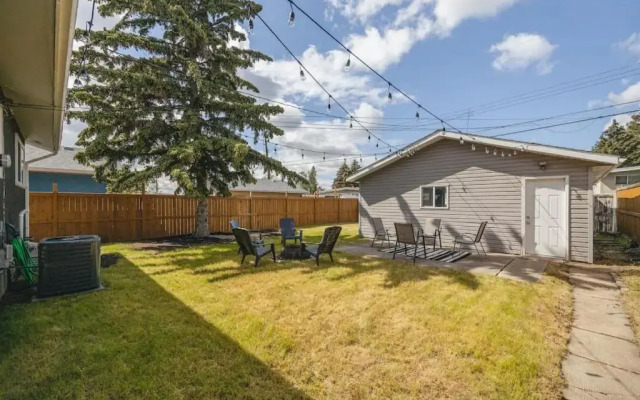 The Elm, 4 Bed Bungalow with Backyard and Firepit