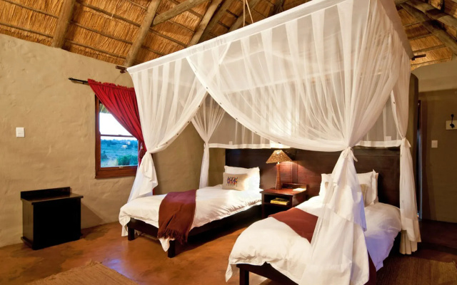 Hlosi Game Lodge - Amakhala Game Reserve