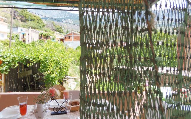 Holiday house Kuka - 100m from the sea : Podgora, Riviera Makarska