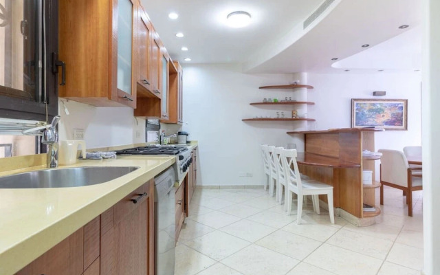 Family Apt & Garden in David's Village by FeelHome