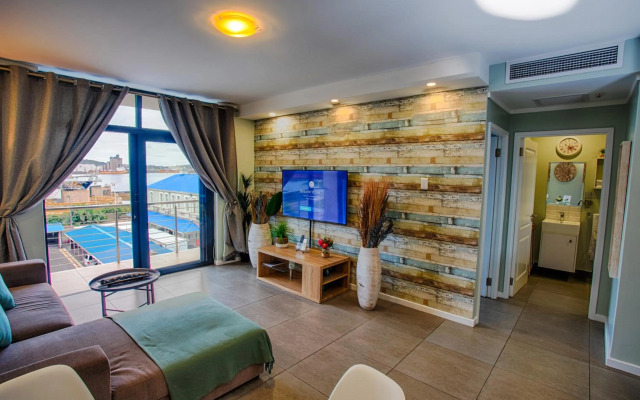 uSHAKA WATERFRONT - LUXURIOUS LAVISH LOOKER