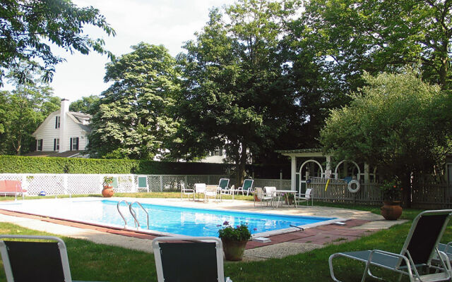 Village Latch Inn Hotel