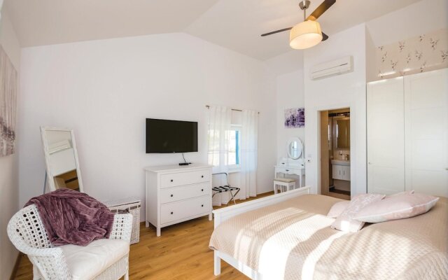 Nice Home in Brsecine With Wifi and 3 Bedrooms