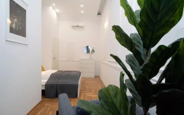 BEST located, 150 m2 5 bedrooms apt.,
