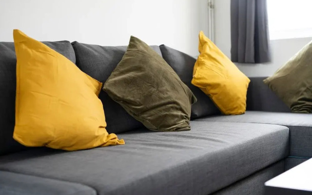 Modern 4 Bed House-free Parking