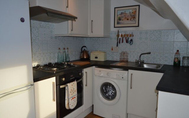 Top Floor Central 2 Bedroom Apartment