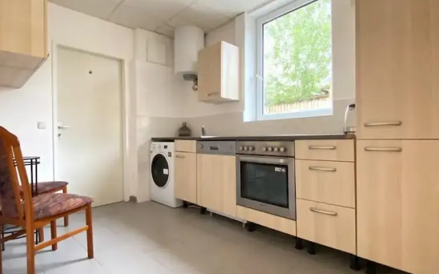 Stylish Shared 3-Bedroom Stay Near City