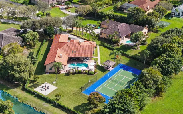 Grand 6BR Plantation Estate w/ Tennis & Pool