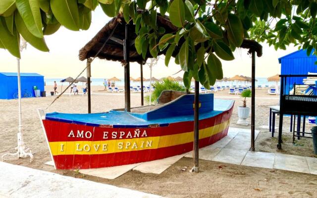 Modern 1 Bedroom Seaside Apartment with Pool