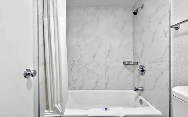 Motel 6 Plano, TX - Plano Northeast