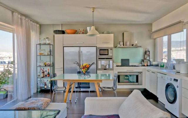 Pristine penthouse with Parthenon view by the pool