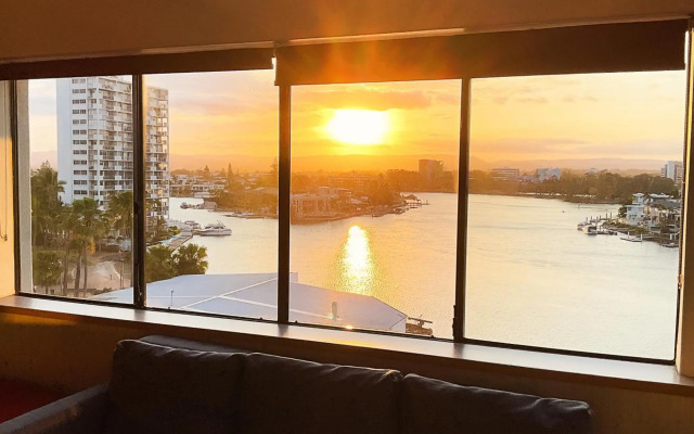 Tiki Hotel Surfers Paradise
