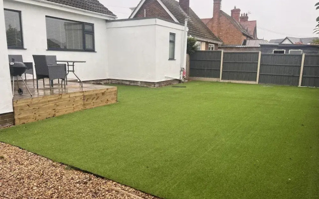 Pet-friendly - 2 Bedrooms Bungalow hot tub Parking