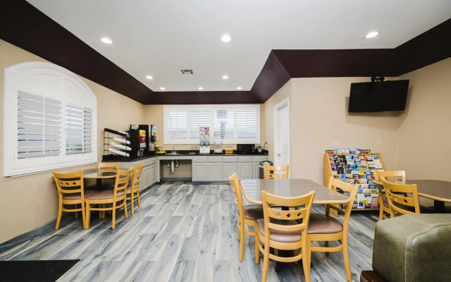 Sapphire Inn & Suites