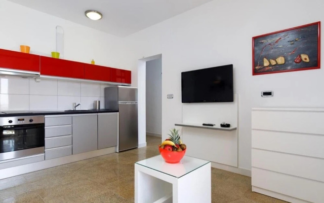 Beautiful Apartment for 3 Adults Next to the Beach