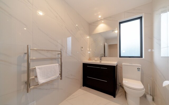LongBay Spacious Luxurious 5 Bdrm House