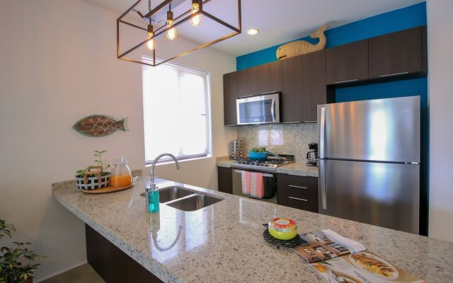 Beautiful Condo with Screened Terrace by the Pool
