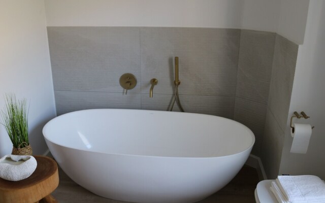 Camps Bay Holiday Home - Walk to the Beach