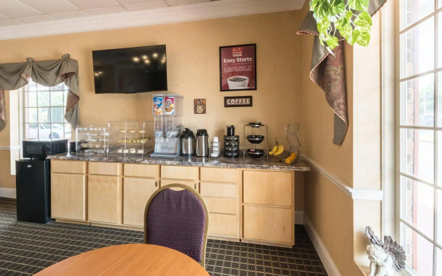 Econo Lodge Inn & Suites