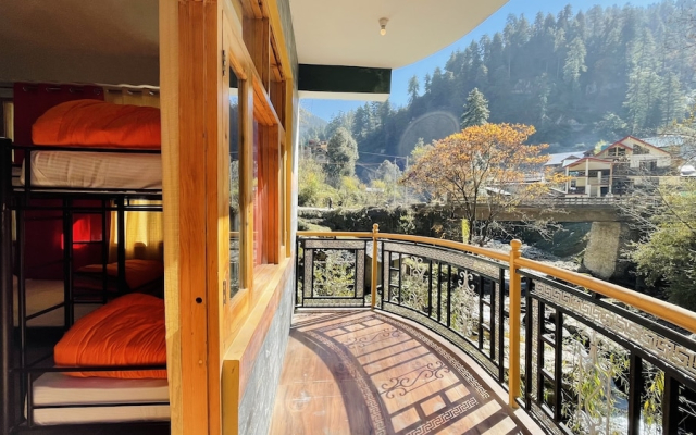 Madpackers Jibhi - Hostel