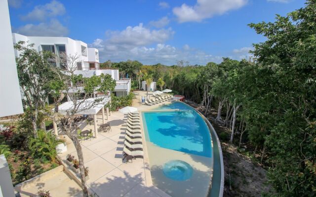 Beautiful Condo With Screened Terrace By The Pool