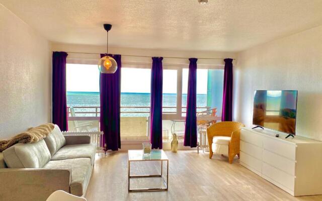Studio-Apartment mit Panorama-Meerblick und direkter Strandlage in Scharbeutz