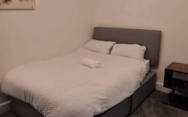 Gillingham 4-bed Stay - Wifi, Parking, Ldn Access