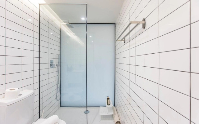 Modern 2BR Duplex Downtown by Art District by LovelyStay