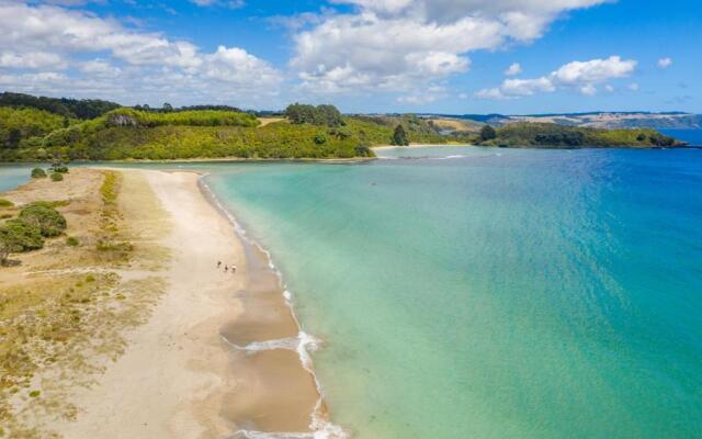 Tapuaetahi Beachfront Studio - Downstairs Self-Contained Holiday Unit